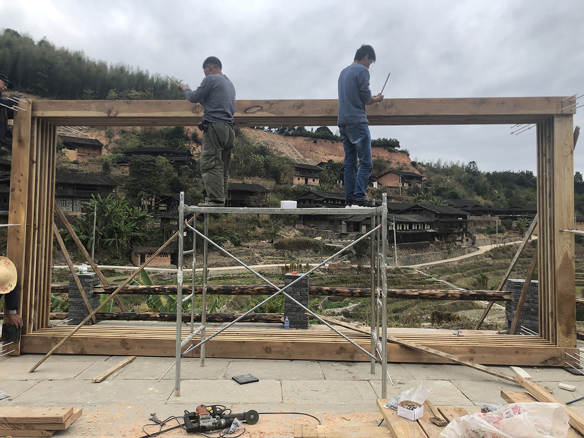 workers, constructing the frame, by Chen Fanyun